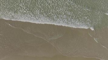 chiaro oceano lavaggio su il sabbioso litorale nel rasoio spiaggia, galizia, Spagna. aereo dall'alto al basso video