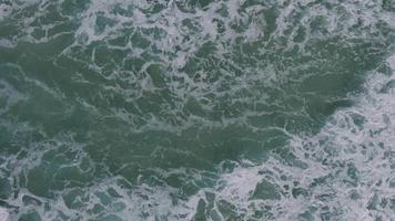 abstürzen schaumig Wellen auf zu Meer Küste im Razo Strand während Sommer im Galicien, Spanien. Antenne Drohne Schuss video