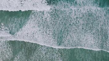 Haut vue de mousseux vagues sur le vide tropical plage dans raso, la corogne, Espagne. aérien coup video