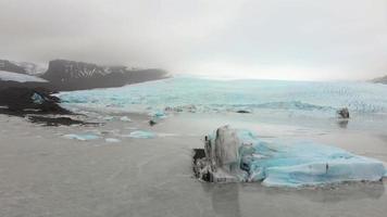 aéreo lento movimento panning Visão fjallsjokull geleira. a Maravilhoso geleira lagoa do fjallsarlon dentro Islândia video