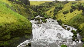 skön floder och vattenfall över populär skogafoss i island i vår video