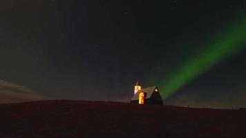 aurora borealis över skön isländsk kyrka i island på natt video