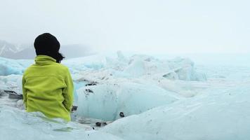 panorámico cinematográfico ver de turista por fjallsjokull glaciar en Islandia desde dentro glaciar cueva. explorar Turismo Islandia oculto gemas famoso viaje destino sur Islandia video