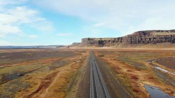 aérien retour vue véhicule conduire sur islandais du sud bague route avec scénique montagnes et sauvage paysage. Islande route voyage concept video