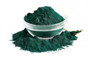 espirulina polvo en vaso cuenco aislado en blanco antecedentes. espirulina algas marinas polvo aislado en blanco antecedentes. espirulina quelpo polvo aislado en blanco antecedentes foto