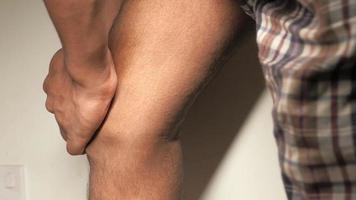 Mann Leiden Knie Joint Schmerzen Stehen gegen Weiß Mauer video