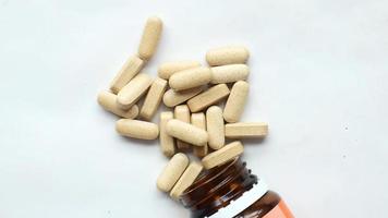 närbild av många vitamin piller på vit bakgrund video