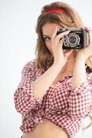 hermosa niña fotógrafo con un Clásico foto cámara.
