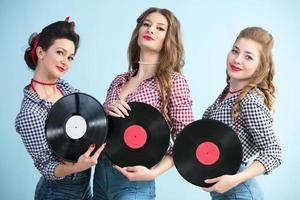 mujer en el estilo de cincuenta con vinilo registros. foto