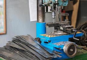 industrial perforación máquina simulacros un agujero en el metal. metal Procesando máquinas. foto