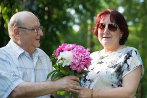 contento mayor Pareja con flores.feliz mayor Pareja con un ramo de flores de flores foto