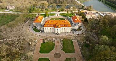 aéreo ver en con vista a restauracion de el histórico castillo o palacio cerca lago video