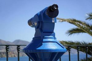 azul turista monóculo en monedas, palma árbol y desenfocado mar apuntalar en segundo plan foto