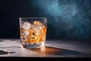 antiguo pasado de moda vaso de whisky con hielo, iluminado desde atrás. generado ai. foto