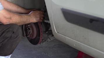 coche mecánico en reparar tienda reparando freno Dto de coche video