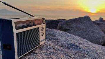 recherche pour radio canaux avec poche radio sur une nuageux journée à le le coucher du soleil video