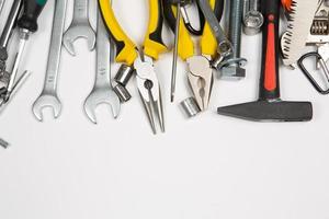 conjunto de herramientas para reparar en un caso en un blanco antecedentes. clasificado trabajo o construcción herramientas. llaves inglesas, alicates, destornillador. parte superior ver foto