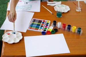 de cerca estudiante es estudiando Arte sujeto, cuadro, Arte actividad, disfrutar y concentrado en favorito actividad con muchos colores. concepto, educación. aprendizaje por haciendo, mejorar niño imaginación. foto