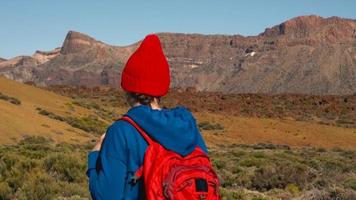 escursioni a piedi donna potabile acqua dopo escursione su teide, tenerife. caucasico femmina turista su tenerife, canarino isole video