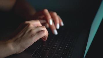 manos de mujer oficina trabajador mecanografía en el teclado a noche video