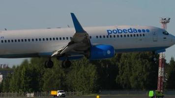 Novosibirsk, russo federazione giugno 12, 2022 - boeing 737, RA 73249 pobeda le compagnie aeree atterraggio a tolmachevo aeroporto, Novosibirsk. turismo e viaggio concetto, aria volo. video