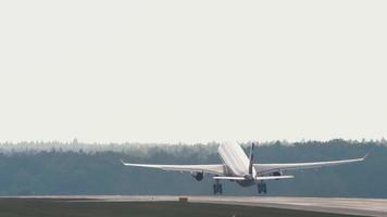 vlak snelheid omhoog voordat opstijgen. Jet vliegtuig vliegend weg in de lucht hoog hoogte. toerisme en reizen concept video