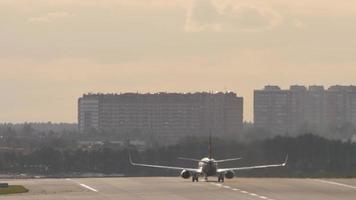 posteriore Visualizza di un' Jet aereo decollare, partenza a Alba o tramonto. sole bagliore su un aereo. turismo e viaggio concetto video