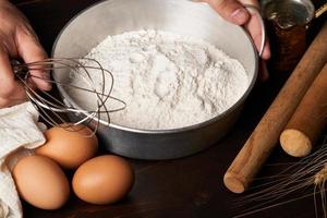 cerca arriba el panadería y Cocinando un pan Pastelería o pastel ingredientes en de madera mesa antecedentes. hecho en casa foto