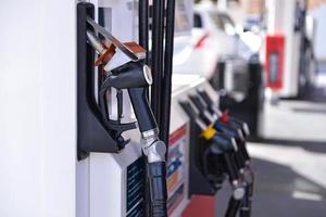 Detalle de una bomba de combustible en una gasolinera foto