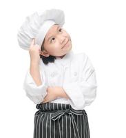 linda pequeño cocinero es pensando nuevo menú. foto