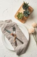 comida concepto elegante mesa ajuste cuchillería en blanco mesa con plata tenedor y cuchillo foto