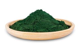 espirulina polvo en de madera plato aislado en blanco antecedentes. algas marinas polvo en plato cuenco aislado en blanco antecedentes. quelpo polvo en de madera plato aislado en blanco antecedentes con recorte camino foto