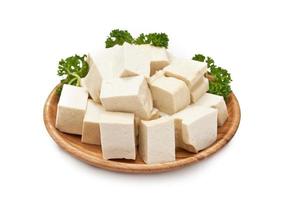 pila de blanco cubo tofu en madera plato aislado en blanco antecedentes. Fresco blanco cubo tofu aislado en antecedentes. montón de blanco cubo tofu aislado en antecedentes foto