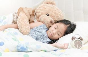 adorable pequeño niña dormido en el cama foto