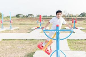 obeso grasa chico ejercicio a público salud parque foto