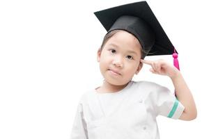 asiático colegio niño graduado pensando con graduación gorra foto