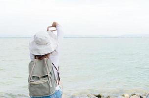 hipster joven mujer espectáculo dedo marco para tomar imagen represa foto