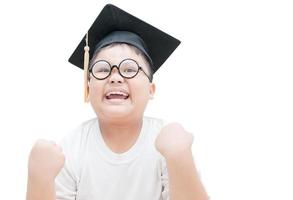 contento y muy alegre asiático colegio niño graduado con graduación gorra foto