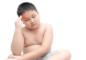 retrato de obeso grasa chico teniendo un dolor de cabeza aislado foto