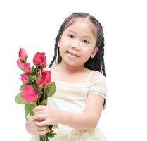 linda pequeño dama de honor participación rojo rosa, concepto enamorado foto