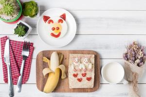 un pan y plátano de niño desayuno foto