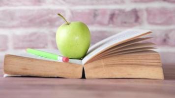 noir à école concept avec Pomme sur une ouvert livre sur table video