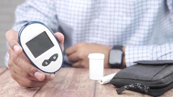 homem segurando diabético medição Ferramentas em mesa video