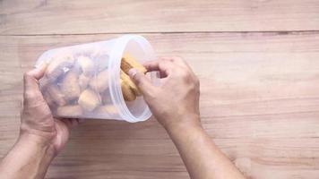 Haut vue de main choisir biscuit de une bol video