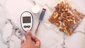 colocando diabético medição Ferramentas e insulina em mesa video