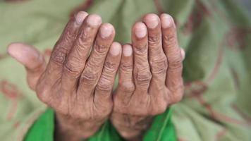stänga upp av senior kvinna hand bön- på ramadan video