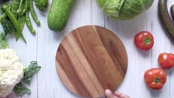 Sélection d'aliments sains avec des légumes frais sur table avec espace copie video