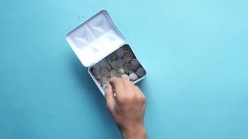schleppend Bewegung von jung Mann Speichern Münzen im ein Krug video