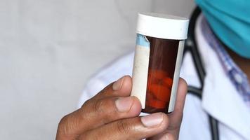 Arzt geben ein medizinisch Pille Container video