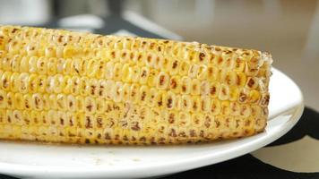 hand pick a corn cob video